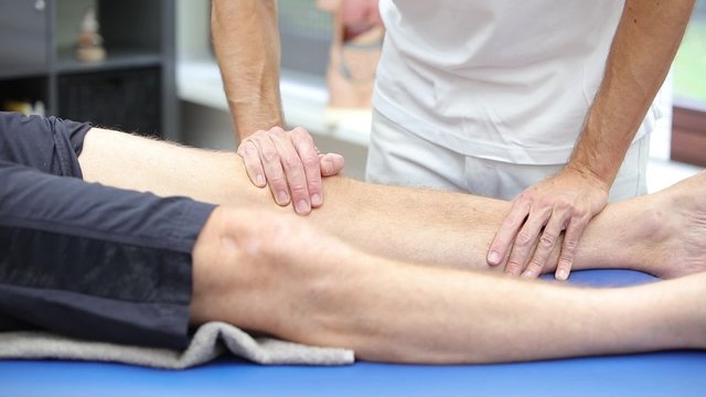 Examination of a knee joint by a therapist or doctor