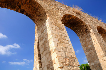 Obraz premium Ancient roman aqueduct in northern Israel near Nahariya city.