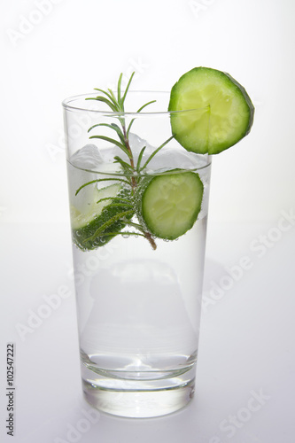 "Gin Tonic mit Gurke und Rosmarin" Stockfotos und lizenzfreie Bilder