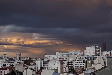 Nuages au dessus de la banlieue parisienne