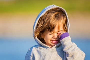Pequeño niño llorando de angustia