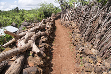 kamienny mur w wiosce ludu Konso na południu Etiopii