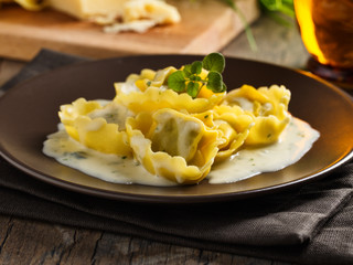 Tortelloni mit Käsesauce - tortellinis with cheese sauce
