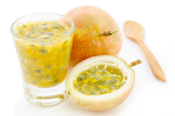 Fresh passion fruit juice with passion fruits.