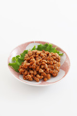小皿に入れた納豆 