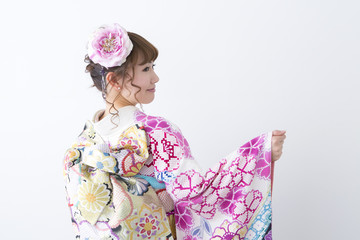 着物の若い女性