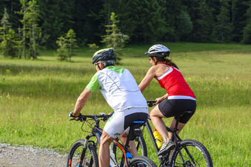 Obraz premium Couple doing cycling tour 