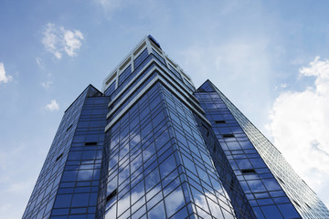 Fototapeta na wymiar Modern office building against the sky