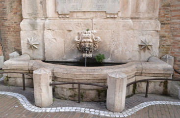 Brunnen in Urbino - Gedenkstätte an Papst Benedetto den 8.