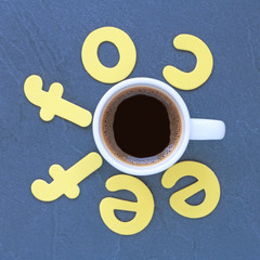 Café noir sur ardoise