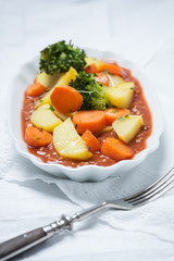 Vegane Hack-Tomaten-Soße mit Kartoffeln, Brokkoli und Karotten