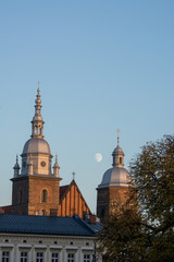 Fototapeta na wymiar Nowy Sącz, wieże kościoła - bazylika w historycznym mieście, Polska