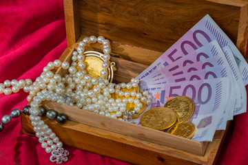 Gold und Schmuck
