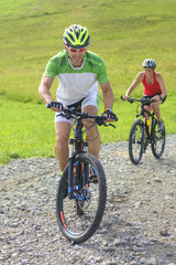 Fototapeta premium mühsame Auffahrt mit dem Mountainbike 