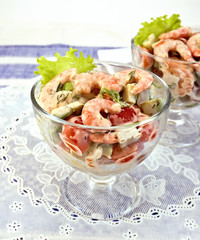Salad with shrimp and tomatoes on white napkin