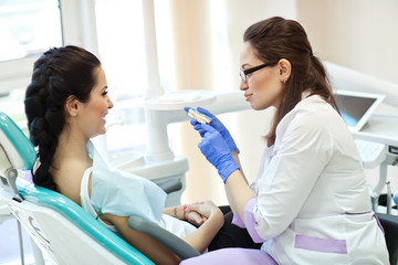 Obraz premium doctor and patient in dentist office 