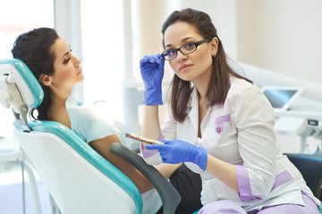 Obraz premium doctor and patient in dentist office 