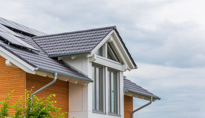 Modernes Hausdach mit Solarpanels