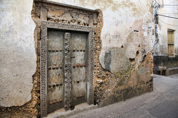 Old wooden door at Stone Town - obrazy, fototapety, plakaty