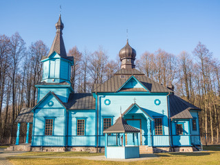 Niebieska drewniana cerkiew we wsi Tokary na Podlasiu - obrazy, fototapety, plakaty