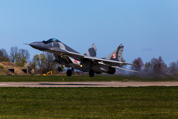 MIG-29 podczas pokazu lotniczego w Malborku