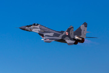 MIG-29 podczas pokazu lotniczego w Malborku