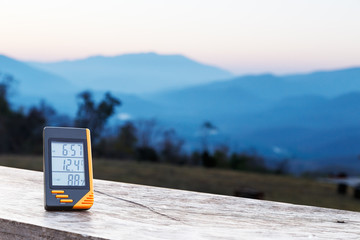 Digital display thermometer