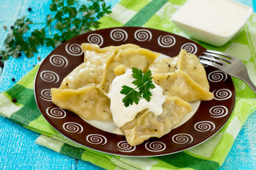 Steam the dumplings with meat and onions, form a triangle