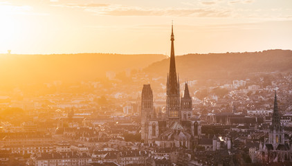 Vue de la cathédrale Notre-Dame de Rouen en contre-jour au soleil couchant