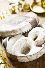 Nut and vanilla cookies