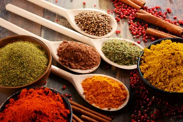 Crédence de cuisine en verre imprimé Aromatique Variety of spices on kitchen table