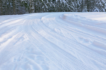 Fototapeta na wymiar traces of wheels on snow