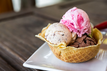 Ice cream scoops with wafer bowl