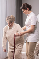 Obraz premium Chodzenie z laską