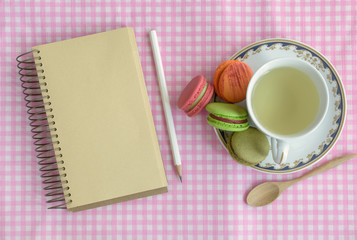 Obraz na płótnie Canvas Cup of tea with colorful macaroons