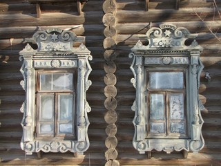 Окна с резными наличниками 