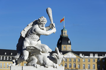 Karlsruher Schloss mit Statue