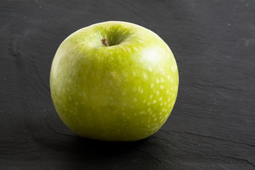 Pommes Granny-Smith sur fond ardoise