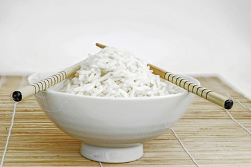 Schale mit gekochtem Reis und Staebchen