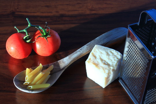 Pasta con pomodoro e formaggio