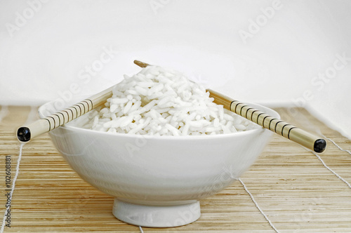 &amp;quot;Schale mit gekochtem Reis und Staebchen&amp;quot; Stockfotos und lizenzfreie ...