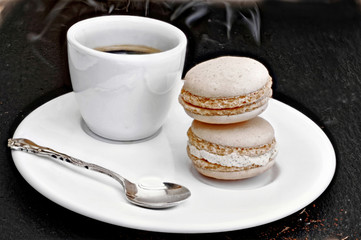 helle Macarons mit einer Tasse Espresso