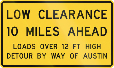 Road sign used in the US state of Texas - Low clearance ahead