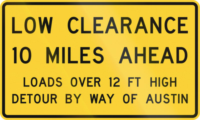 Obraz premium Road sign used in the US state of Texas - Low clearance ahead