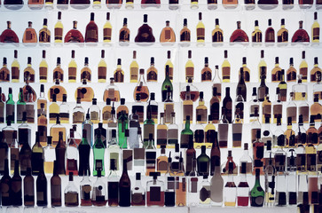 Diverses bouteilles d& 39 alcool dans un bar, tonique