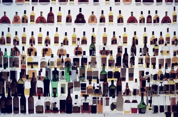 Zelfklevend Fotobehang Bar Verschillende alcoholflessen in een bar, afgezwakt