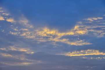 Fondo de nubes al atardecer. Textura.