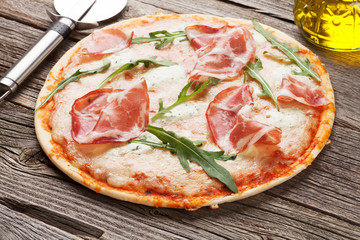 Pizza with prosciutto and mozzarella