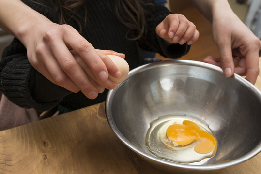 卵を割る親子
