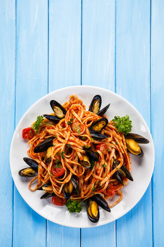Cooked mussels and pasta 
